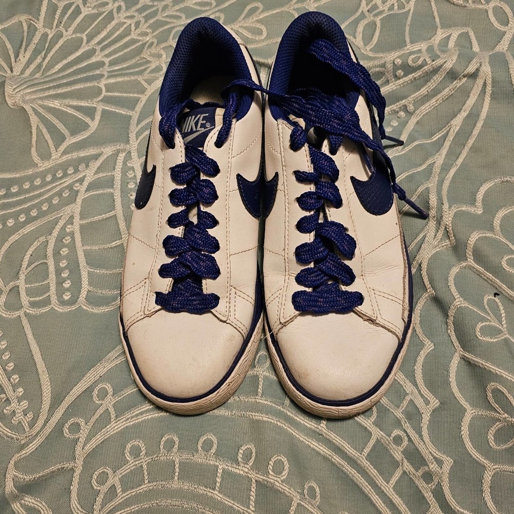 Women  Nike Tennis Classic Size 6